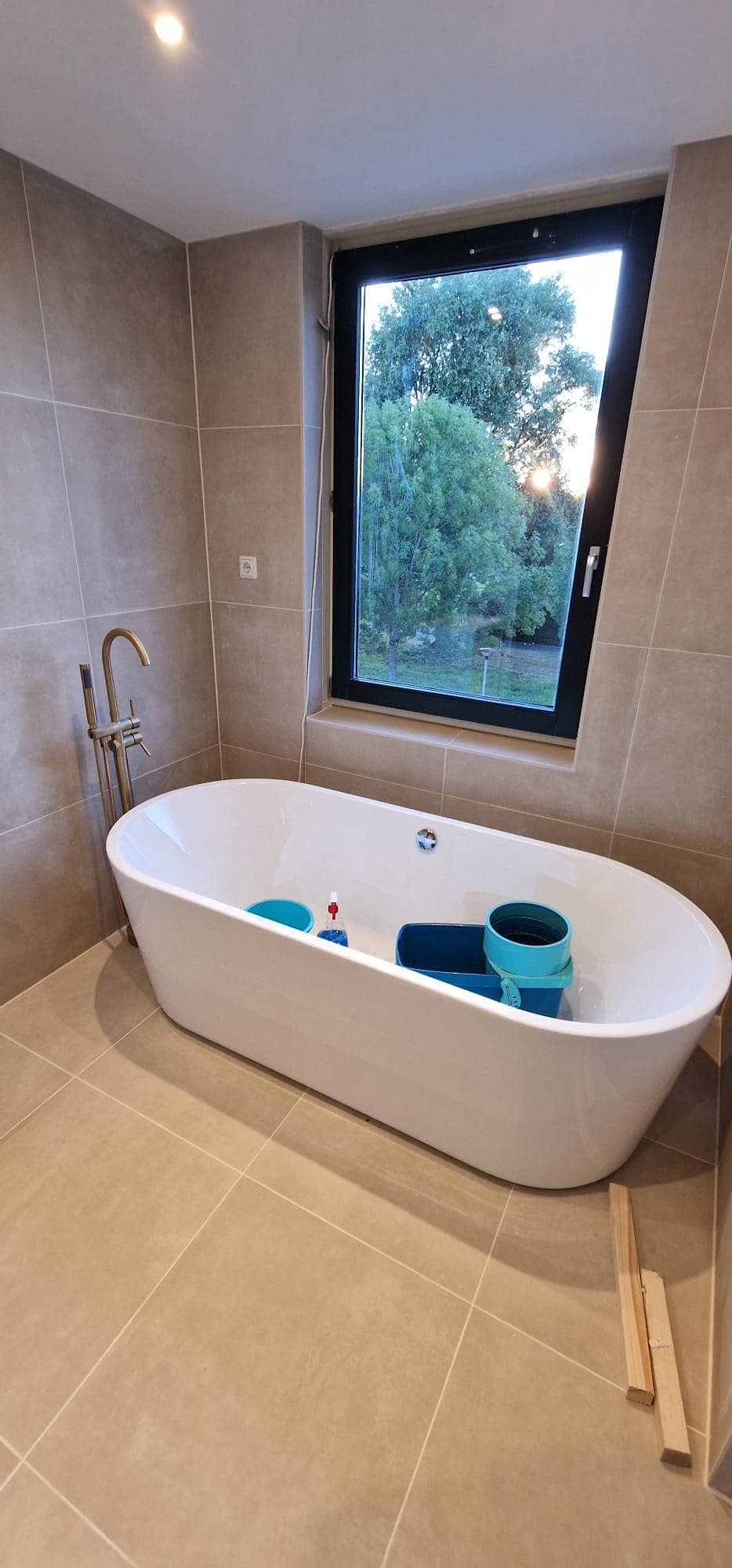 Complete badkamer met vrijstaand bad, gerenoveerd door SaniTech